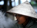 Con gái không biết hút thuốc lào sẽ ế chồng